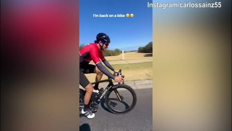 F1, Ferrari: l'allenamento in bici di Sainz