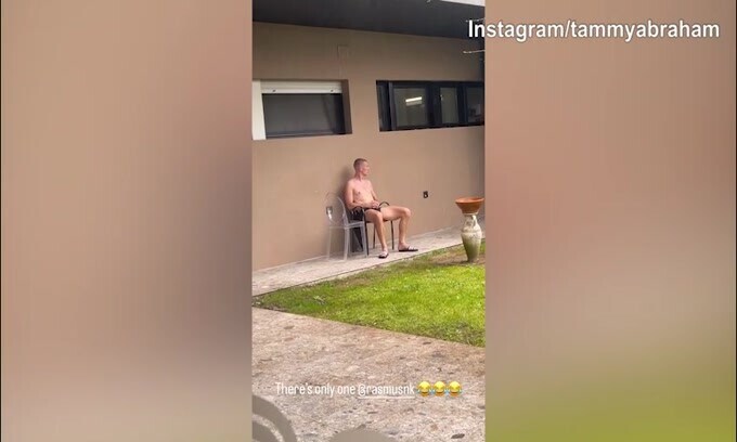 Kristensen a petto nudo sotto la pioggia e al freddo: Abraham lo prende in giro