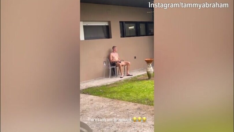 Kristensen a petto nudo sotto la pioggia e al freddo: Abraham lo prende in giro