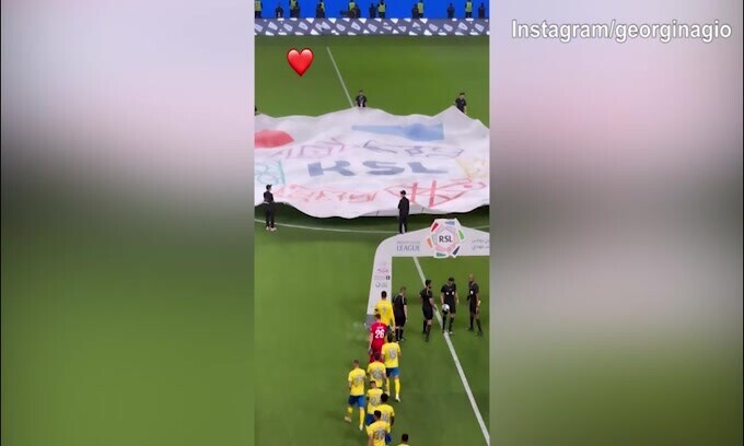 CR7 in campo, Georgina in tribuna guarda il match