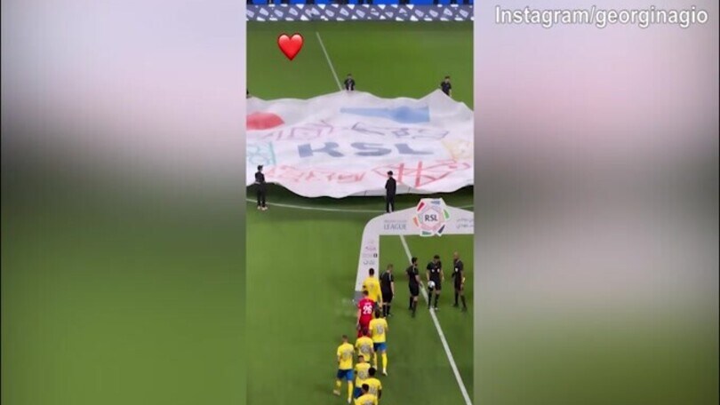 CR7 in campo, Georgina in tribuna guarda il match