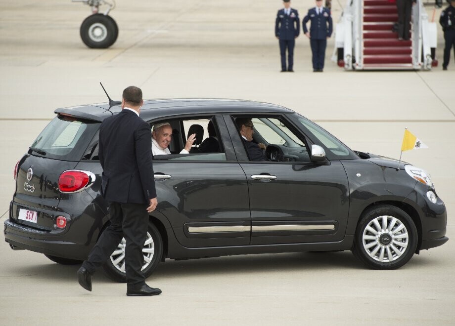 Una Fiat 500L può valere fino a 90mila euro? Sì, se c'entra Papa Francesco