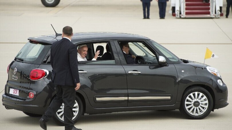 Una Fiat 500L può valere fino a 90mila euro? Sì, se c'entra Papa Francesco