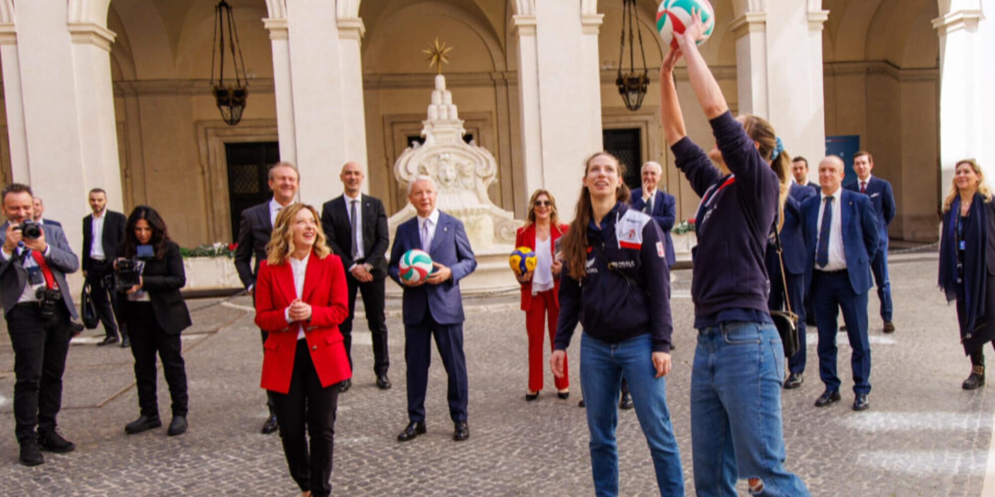 Giorgia Meloni abbraccia le squadre femminili vincenti in Europa