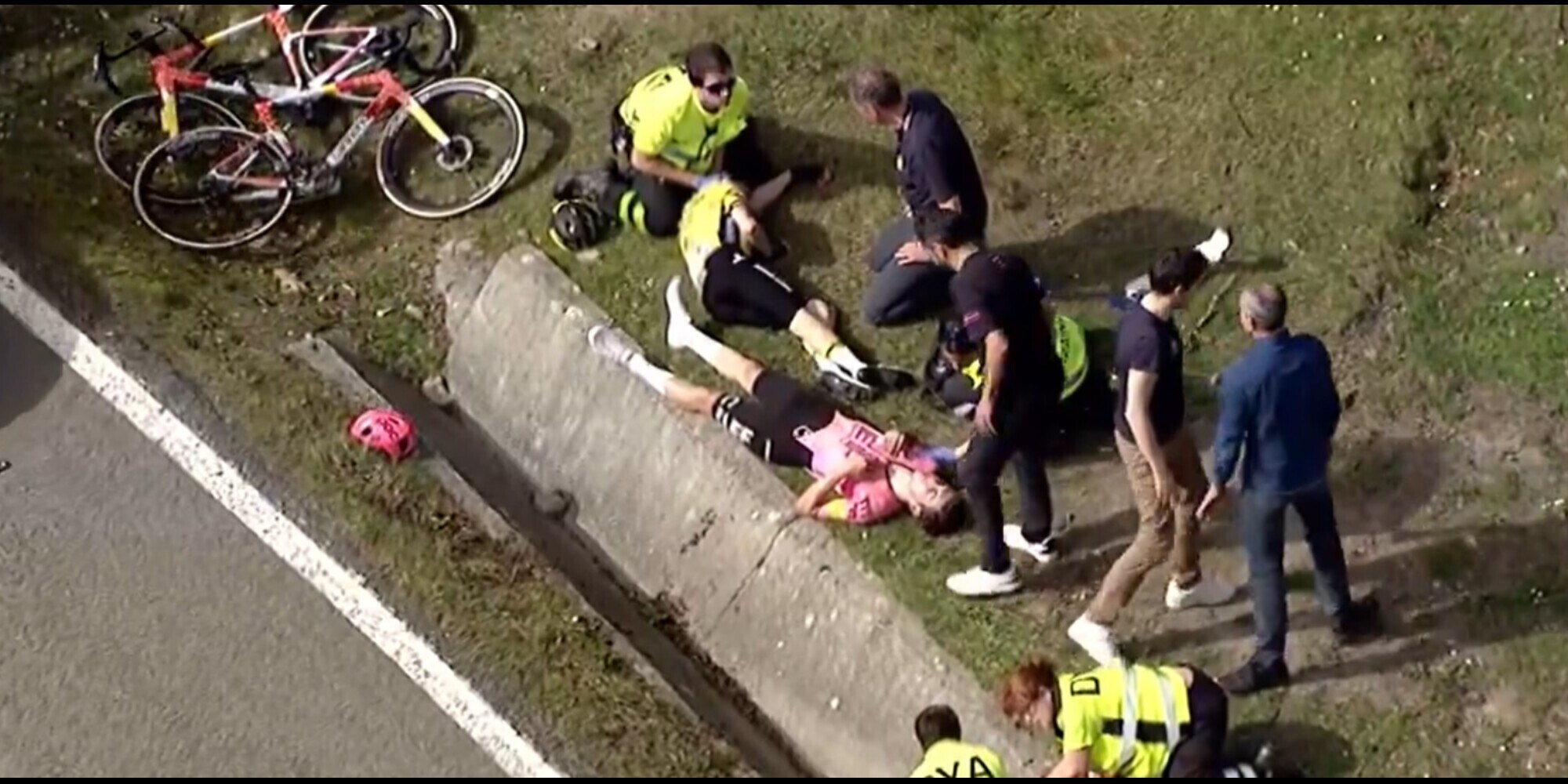 Caduta terrificante in Spagna, Vingegaard in ambulanza: "Jonas è cosciente"