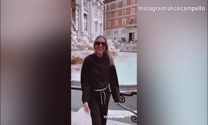Lady Morata e la tradizionale moneta lanciata nella Fontana di Trevi