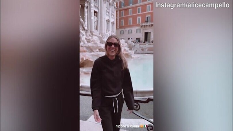 Lady Morata e la tradizionale moneta lanciata nella Fontana di Trevi