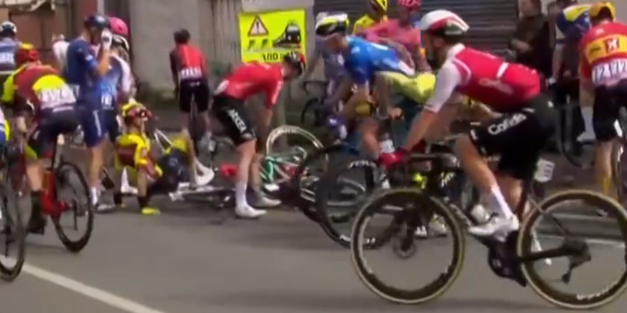 Parigi-Roubaix, vince Van der Poel. Paura Viviani, in ospedale dopo caduta