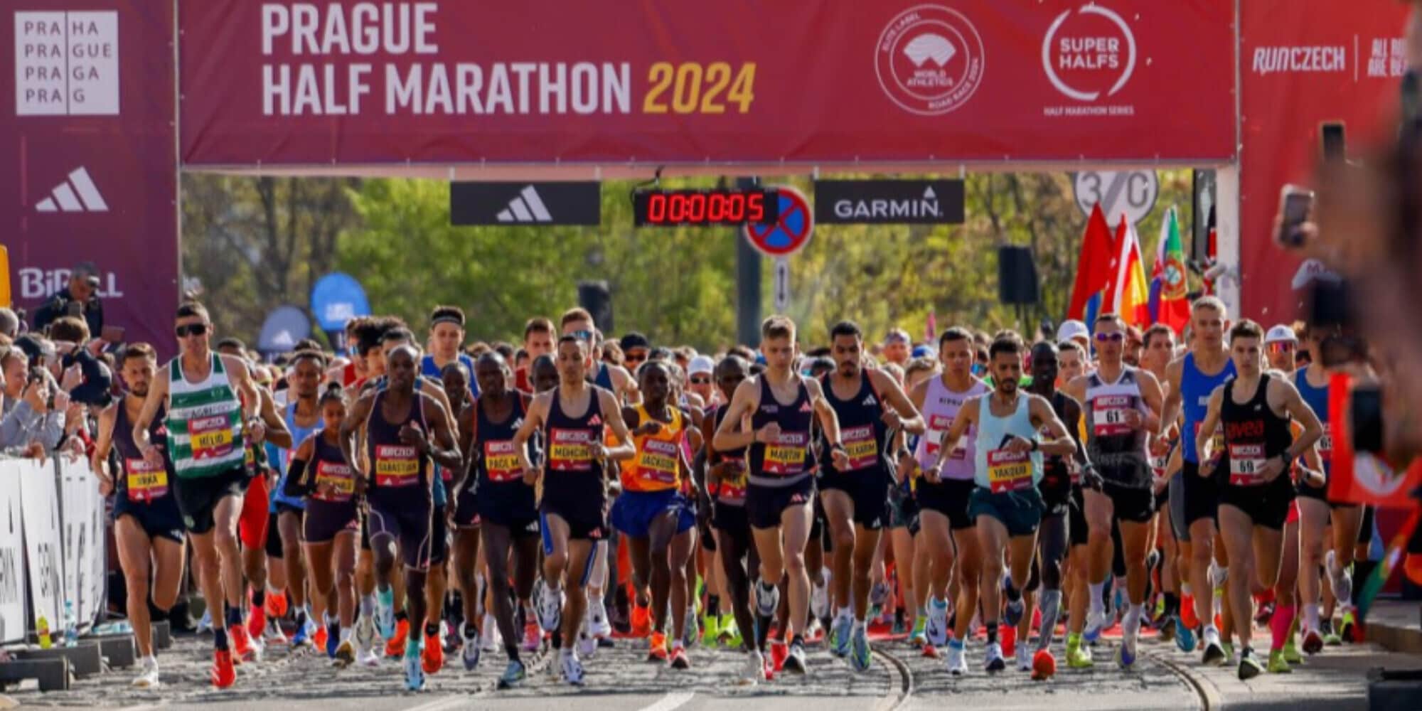 58'24", alla mezza maratona di Praga si vola: vittoria e record