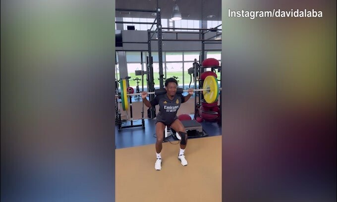 Real Madrid, Alaba si allena in palestra dopo la rottura del crociato