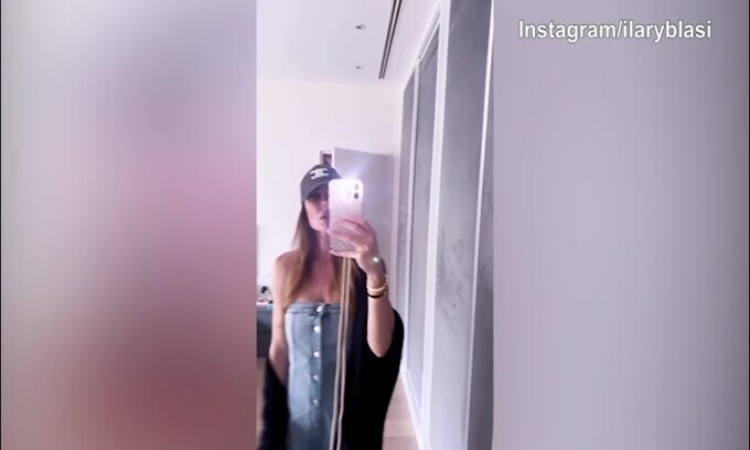 Ilary Blasi, sguardo sensuale davanti allo specchio