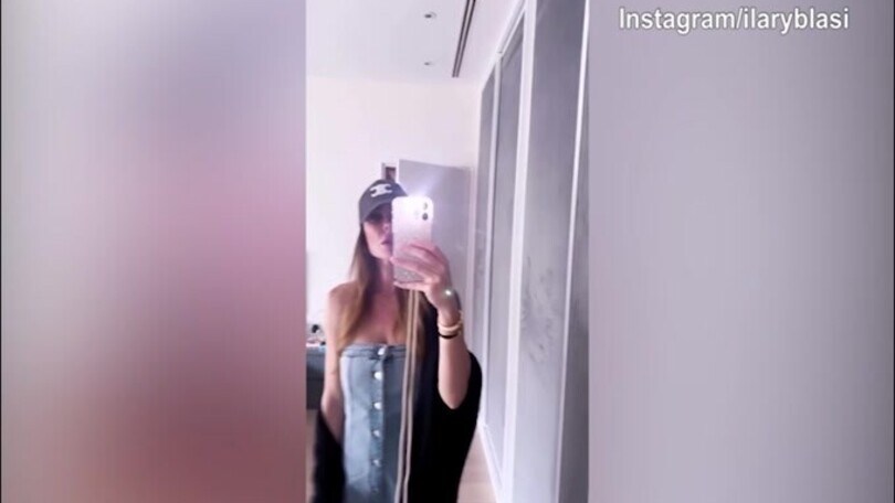 Ilary Blasi, sguardo sensuale davanti allo specchio