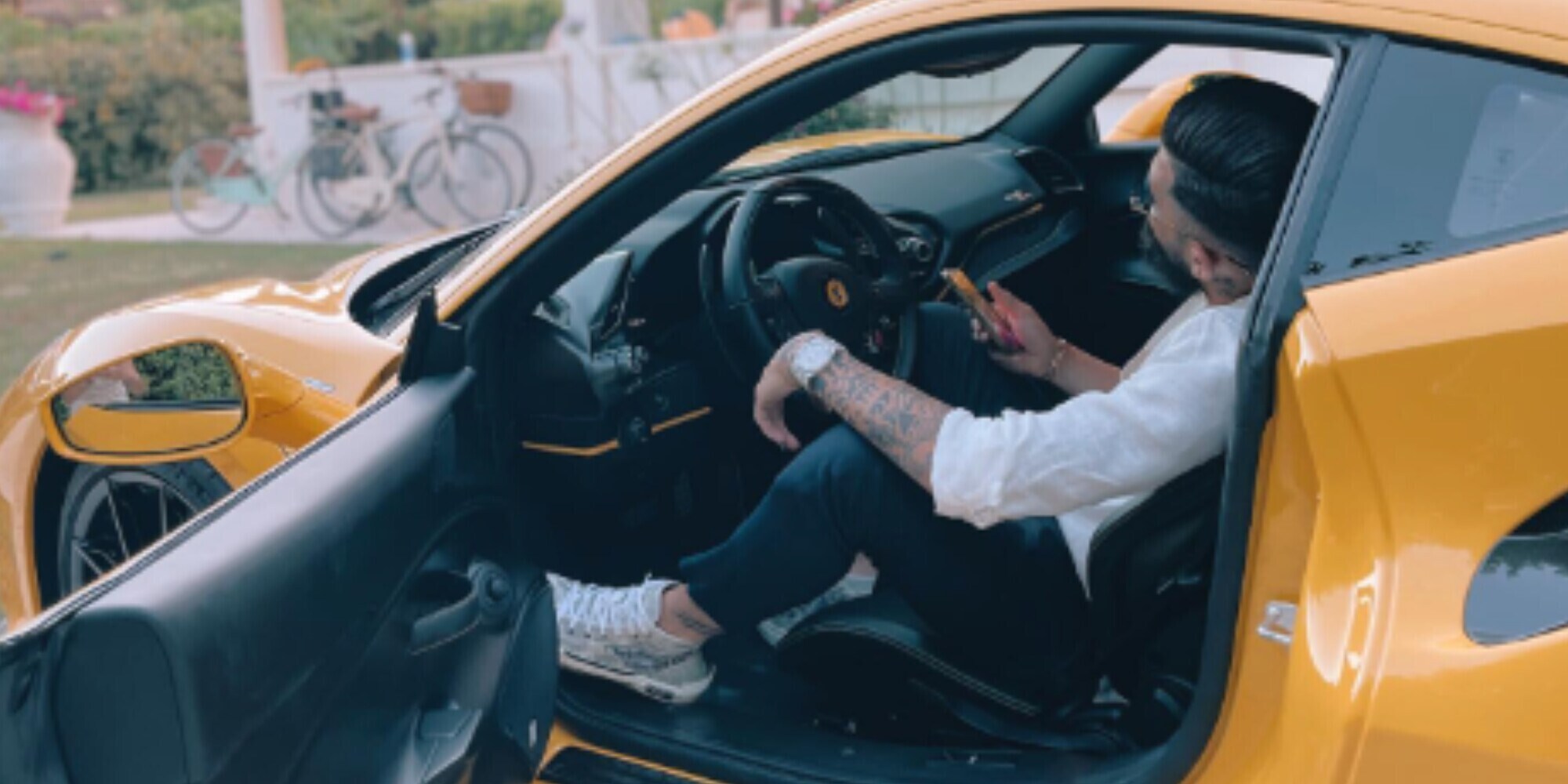 Paura per Hysaj: intrappolato con la famiglia nella Ferrari che va a fuoco