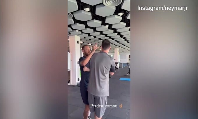 Al-Hilal, Neymar palleggia e scherza in palestra
