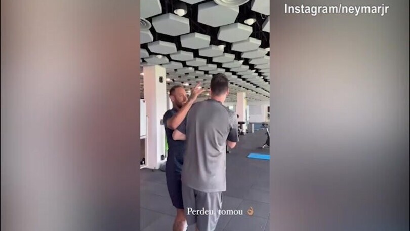 Al-Hilal, Neymar palleggia e scherza in palestra