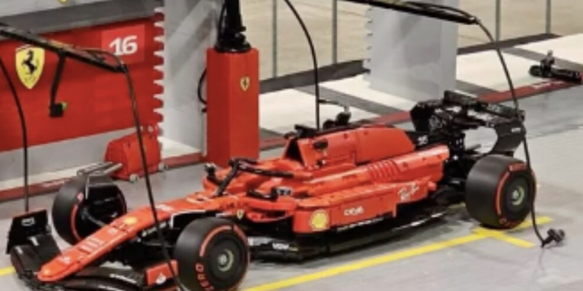 Passione Formula 1: la Ferrari di Leclerc versione Lego esposta a Cremona Fiere