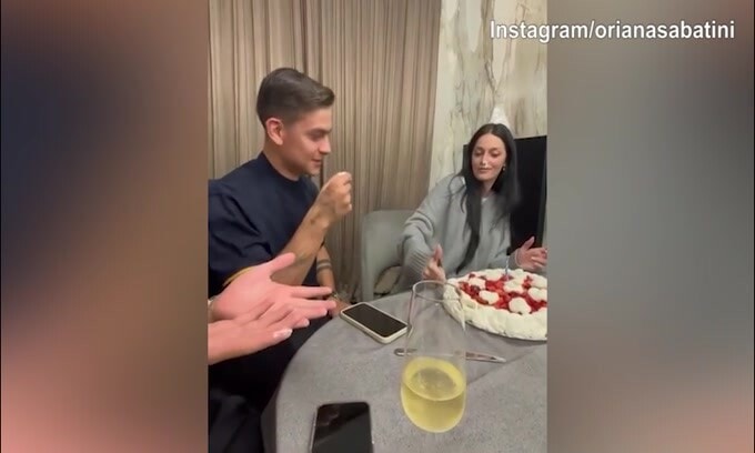 Dybala e Oriana, scherzi con la torta per il compleanno di lei