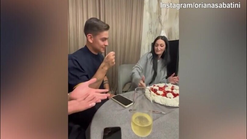 Dybala e Oriana, scherzi con la torta per il compleanno di lei