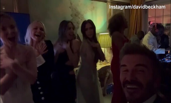 50 anni di Victoria, Spice Girls riunite: Davide Beckham riprende la scena