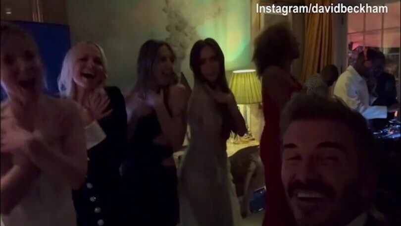 50 anni di Victoria, Spice Girls riunite: Davide Beckham riprende la scena