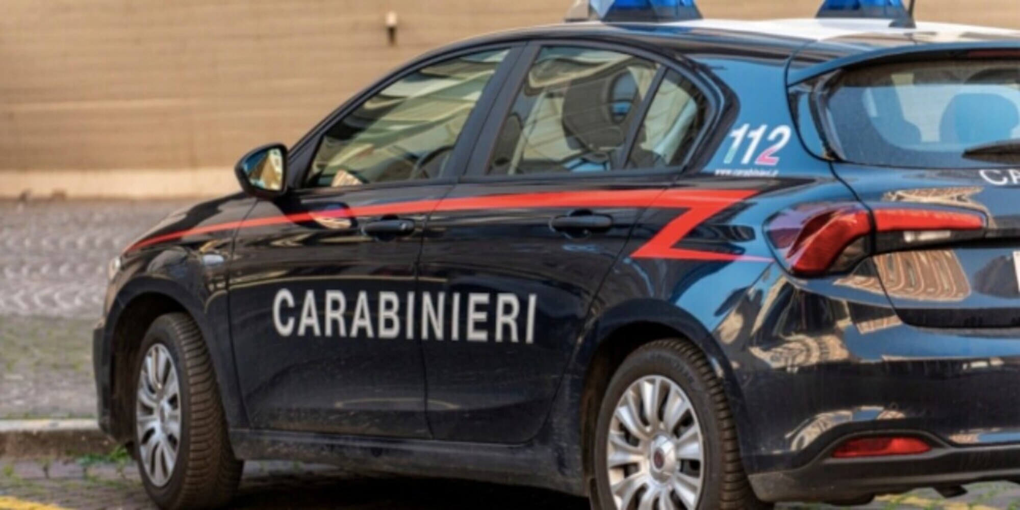 Torino, scaraventa sassi contro auto e poi se la prende con i carabinieri