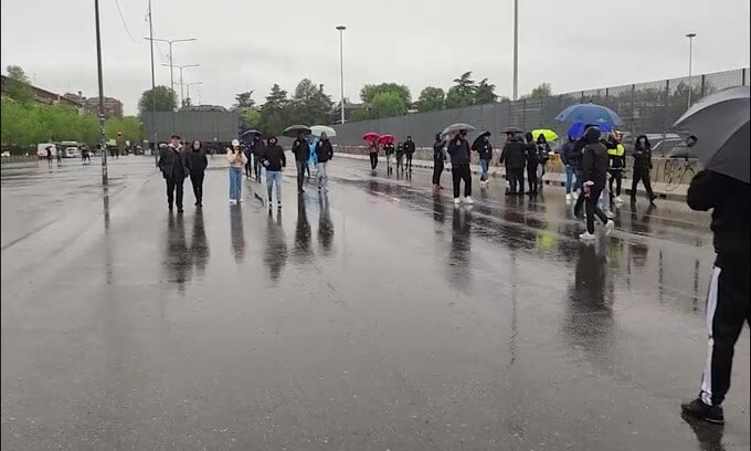 Milan-Inter, atmosfera "bagnata" fuori da San Siro