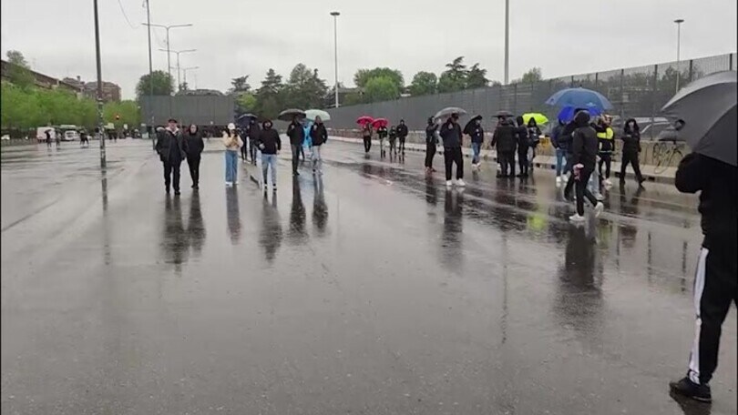Milan-Inter, atmosfera "bagnata" fuori da San Siro