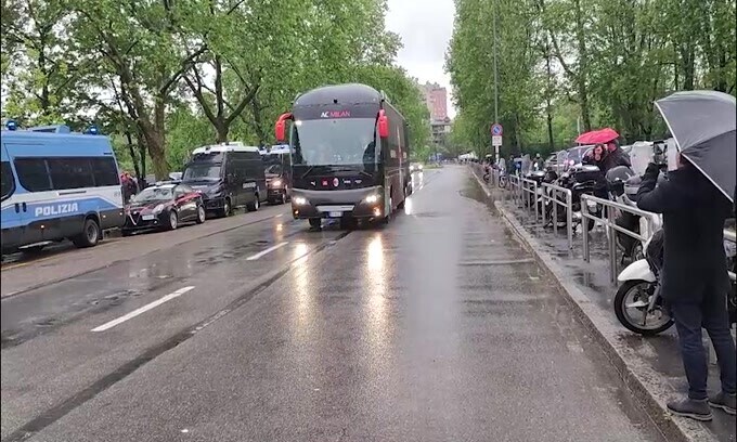 Milan, accoglienza tiepida per il pullman rossonero