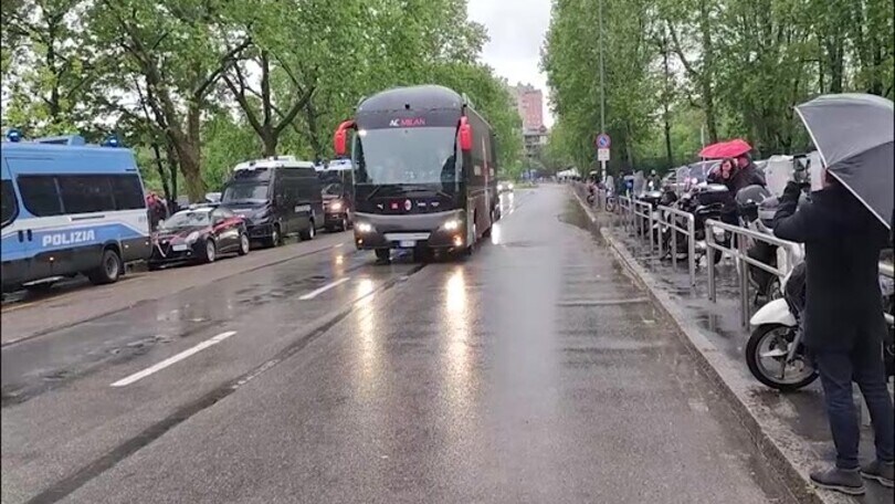 Milan, accoglienza tiepida per il pullman rossonero