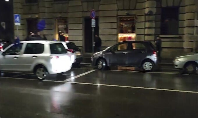 La festa dell'Inter non si ferma, caroselli in pieno centro a Milano