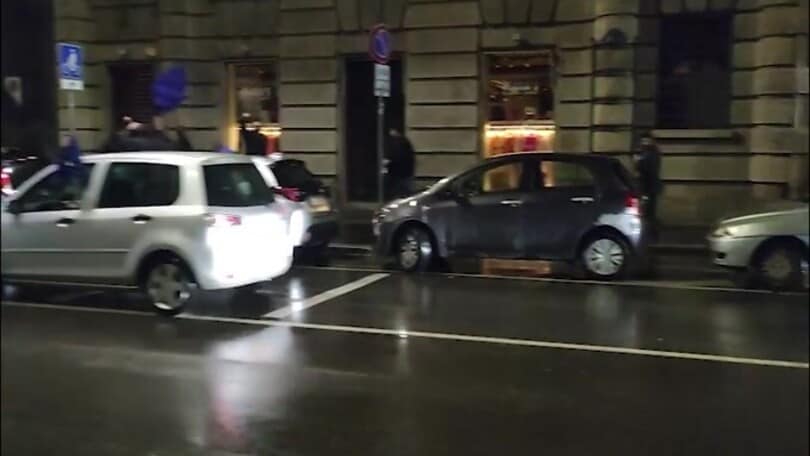 La festa dell'Inter non si ferma, caroselli in pieno centro a Milano