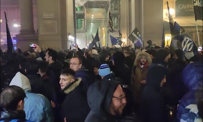 Inter, i tifosi festeggiano ai piedi del Duomo
