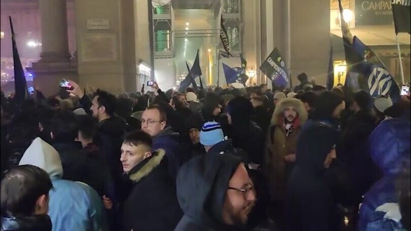 Inter, i tifosi festeggiano ai piedi del Duomo