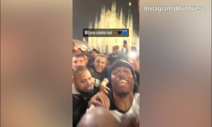 Inter, Dumfries scatenato in Duomo con i tifosi