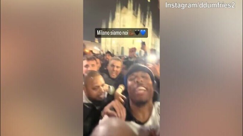 Inter, Dumfries scatenato in Duomo con i tifosi