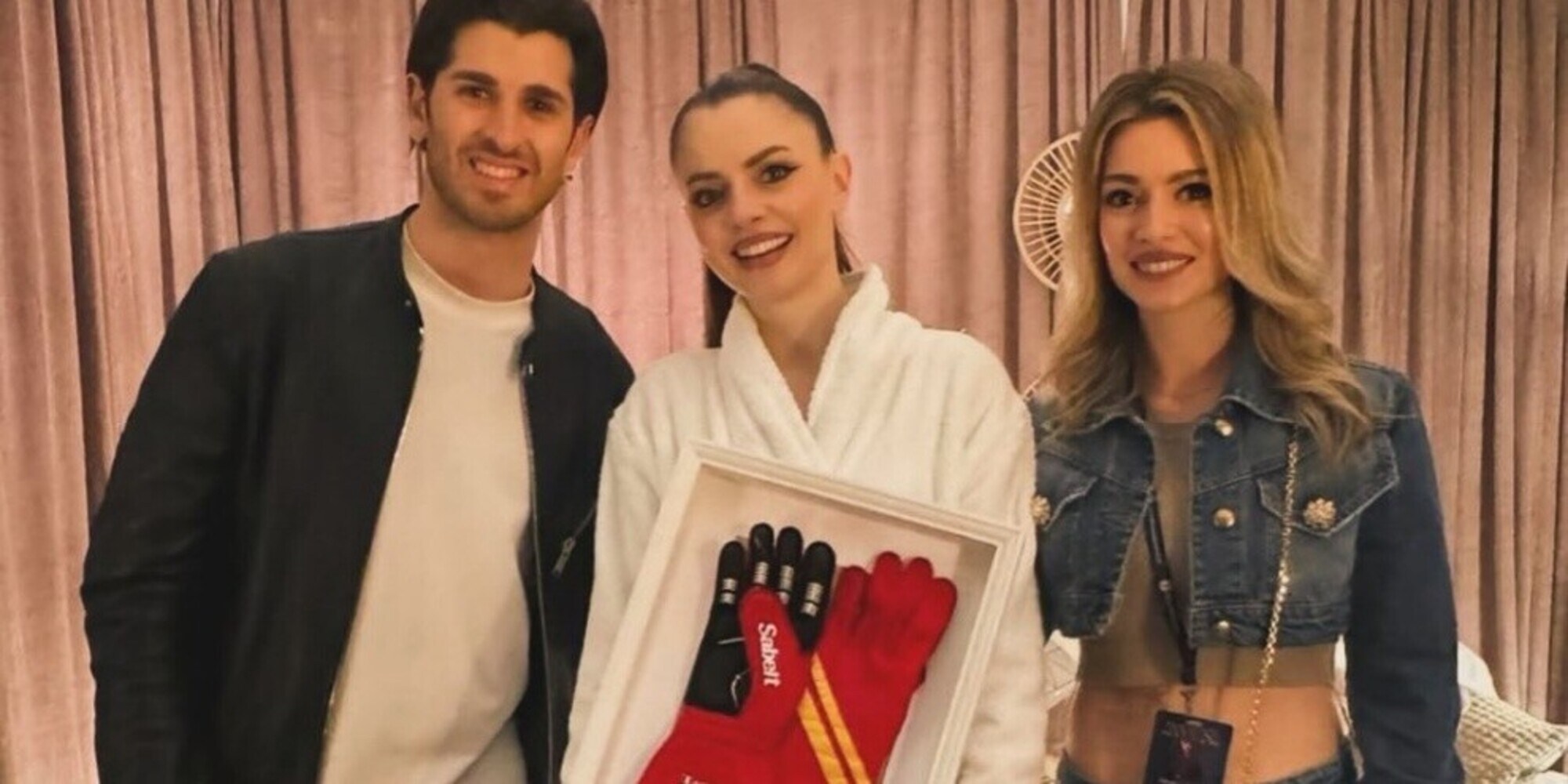 Antonio Giovinazzi pazzo di Annalisa: le regala i guanti da corsa