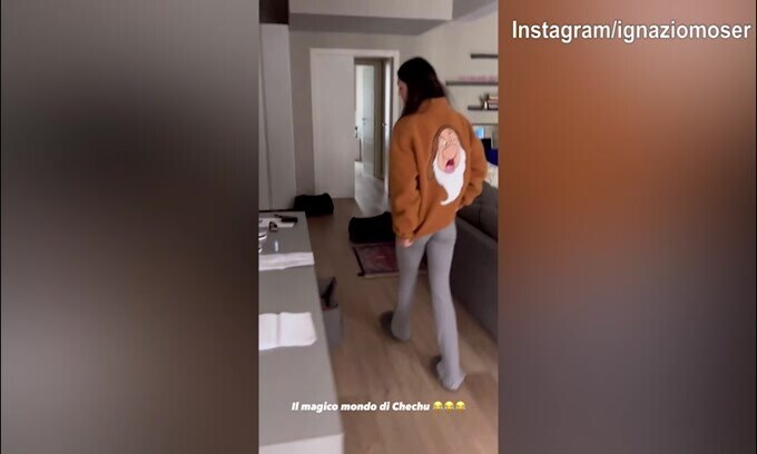 Ignazio Moser stuzzica Cecilia che risponde con...un gestaccio