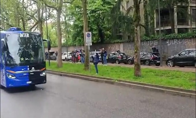 Inter, la festa inizia in anticipo: il pullman nerazzurro arriva a San Siro