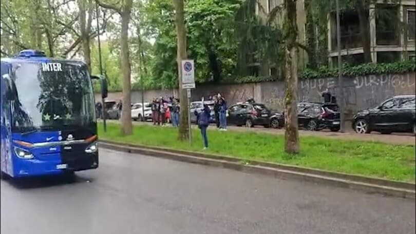 Inter, la festa inizia in anticipo: il pullman nerazzurro arriva a San Siro
