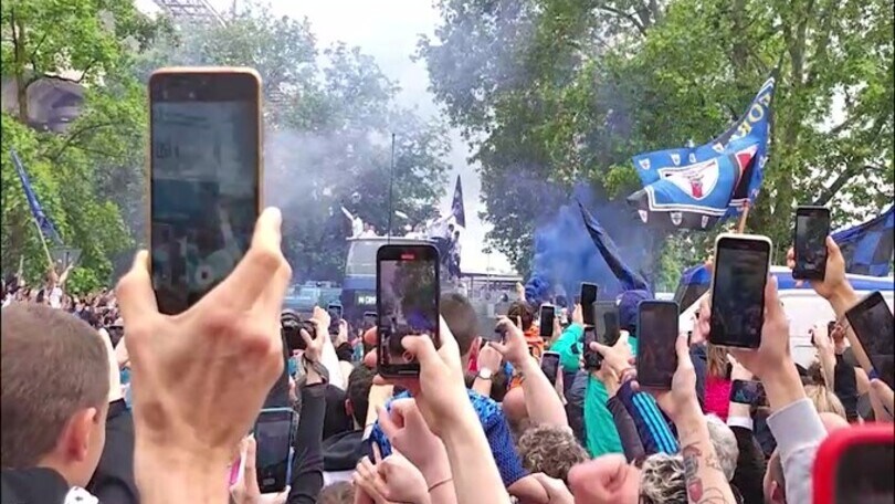Il pullman dell'Inter inizia il tour, i tifosi salutano i giocatori