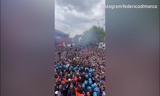 Dimarco salta sul pullman: "I campioni dell'Italia siamo noi..."
