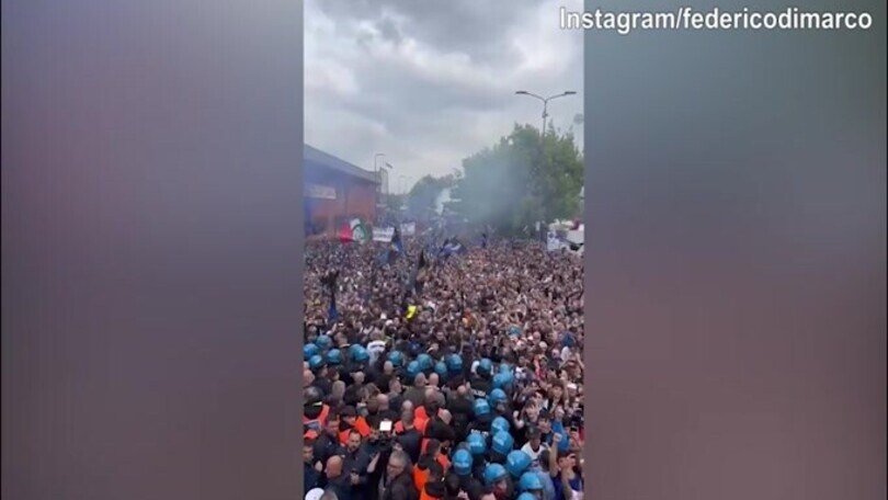 Dimarco salta sul pullman: "I campioni dell'Italia siamo noi..."
