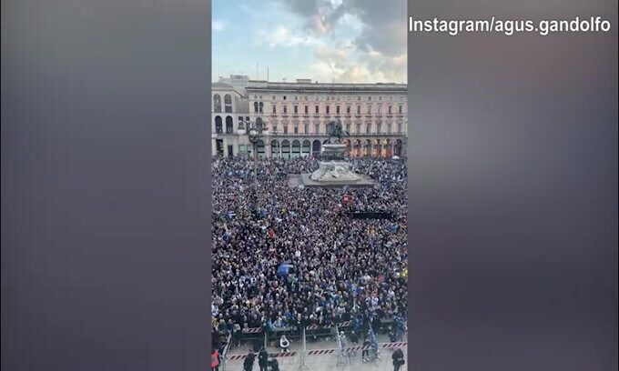 Lady Martinez riprende Piazza Duomo che canta per Lautaro