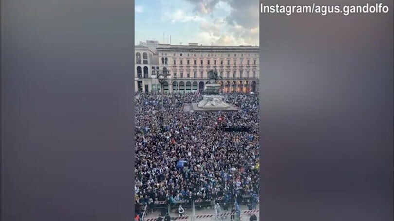 Lady Martinez riprende Piazza Duomo che canta per Lautaro