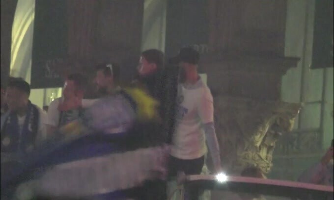 Tripudio generale per l'arrivo in Piazza Duomo dell'Inter