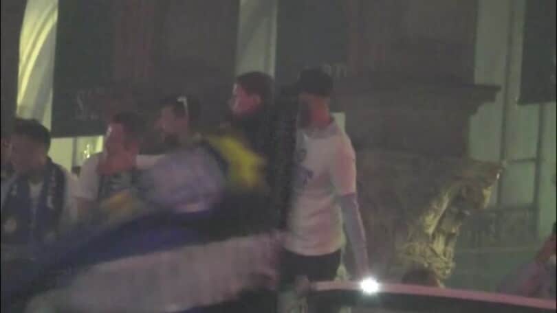 Tripudio generale per l'arrivo in Piazza Duomo dell'Inter