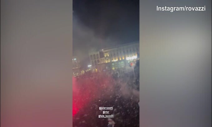 Inter, Rovazzi e Javier Zanetti saltano insieme dalla terrazza del Duomo
