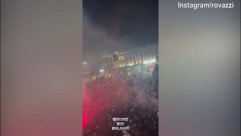 Inter, Rovazzi e Javier Zanetti saltano insieme dalla terrazza del Duomo
