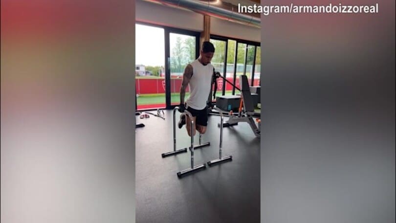 Armando Izzo lavora in palestra: eccolo all'opera