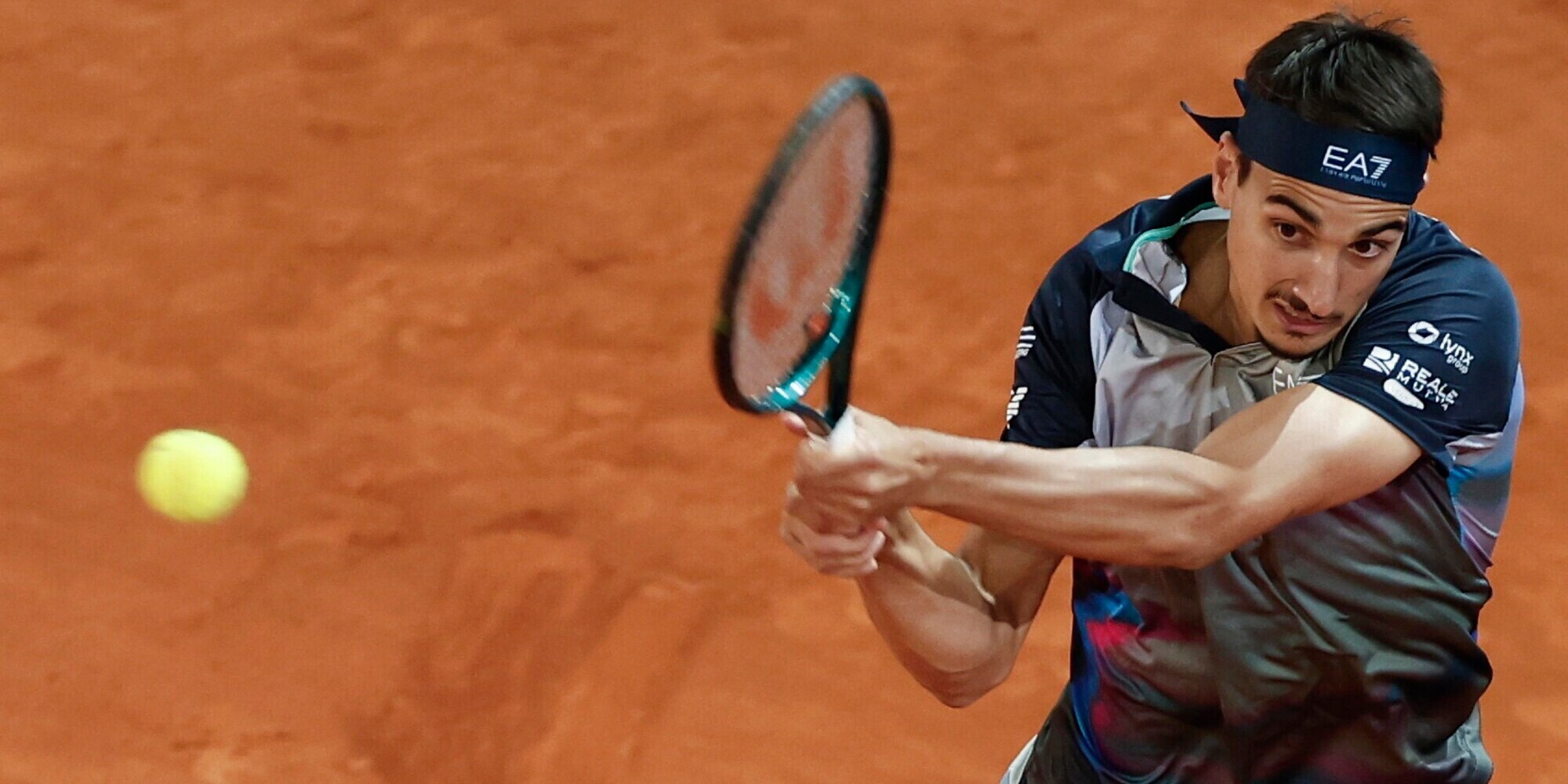 Sonego lotta e conquista gli ottavi a Cagliari: ora sfiderà Nava. Fognini ko